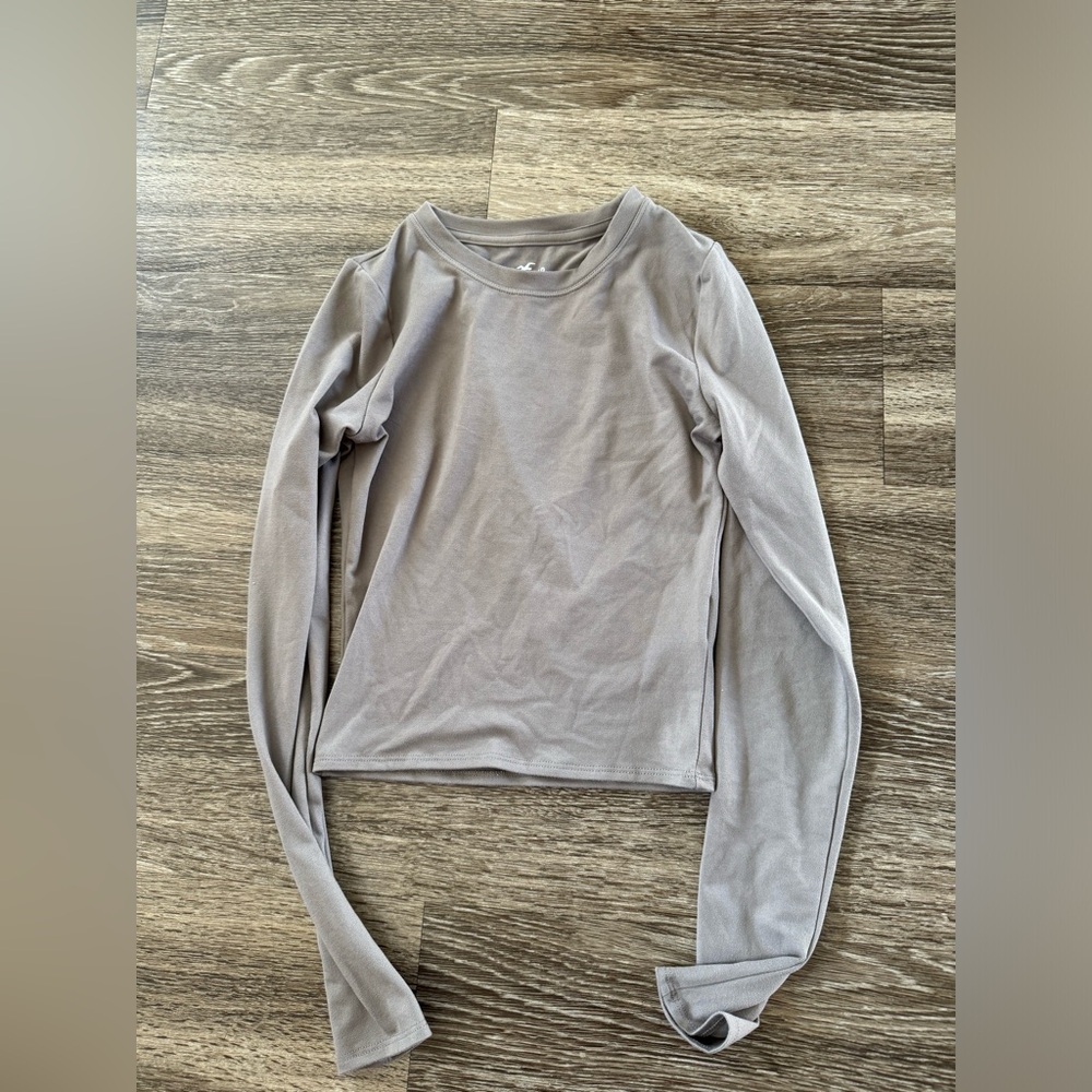 I am selling a long sleeve Hollister top!